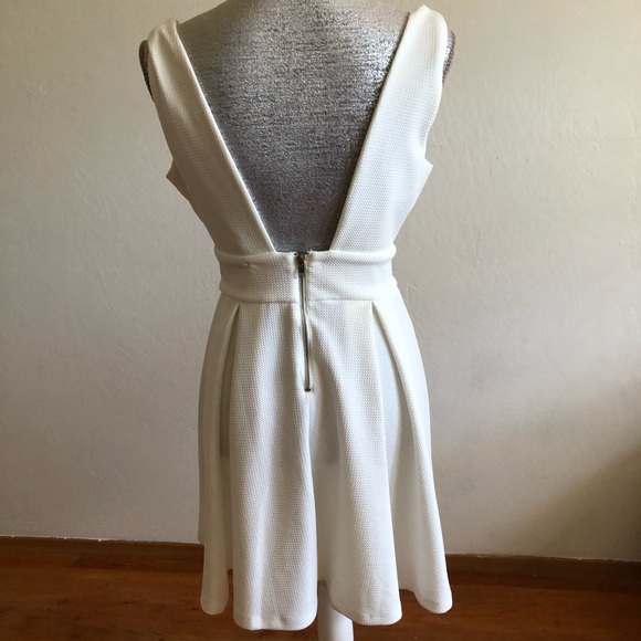 Haute Monde V-Neck Sleeveless Fit Flare Dress - Picture 3 of 11